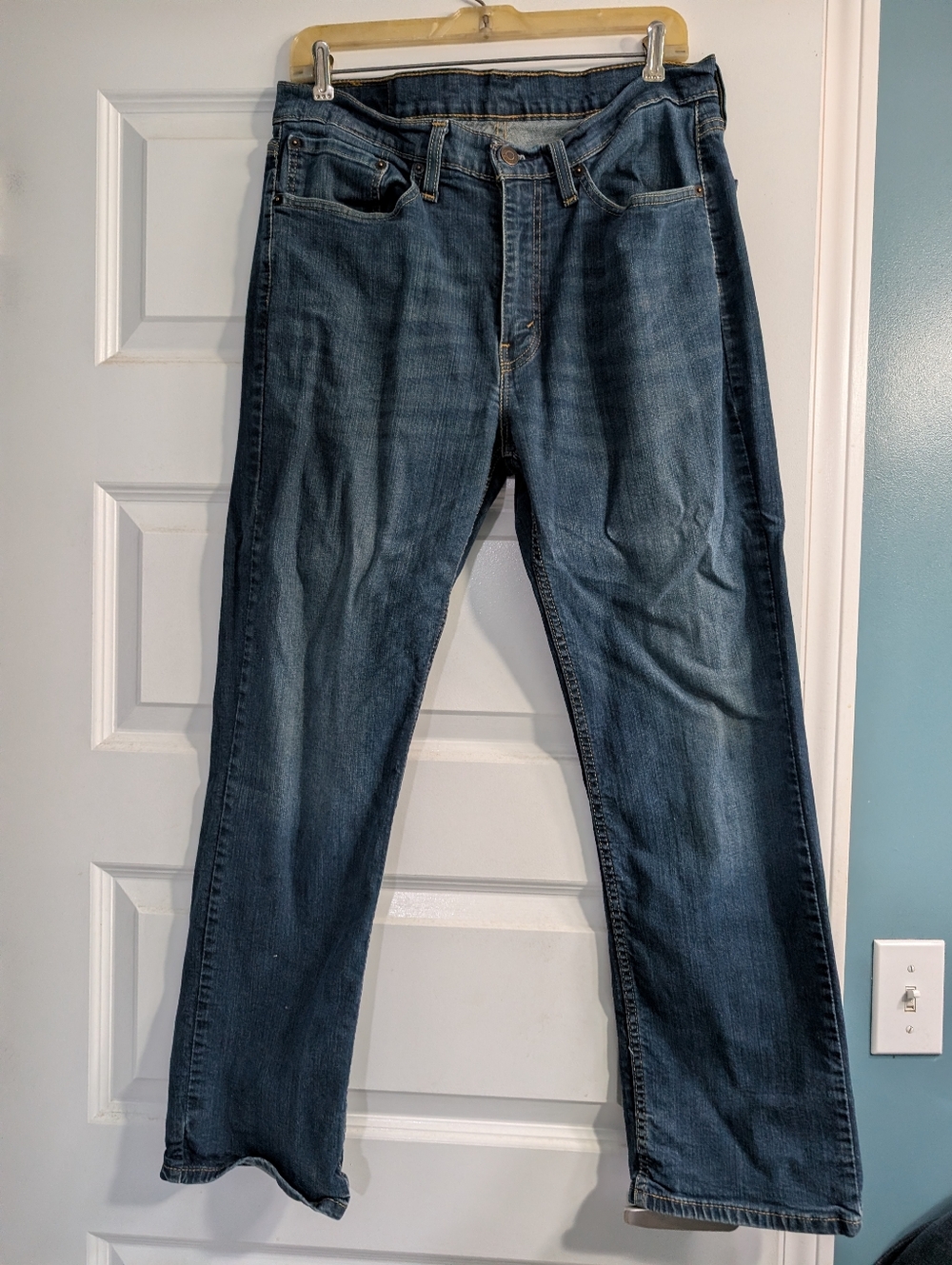 Levi's Straight Medium Wash Blue Jeans